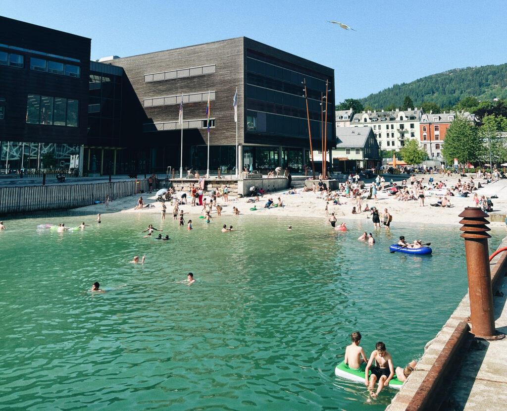 Oversiktsbilde av badende mennesker på Marineholmen Bystrand Bergen
