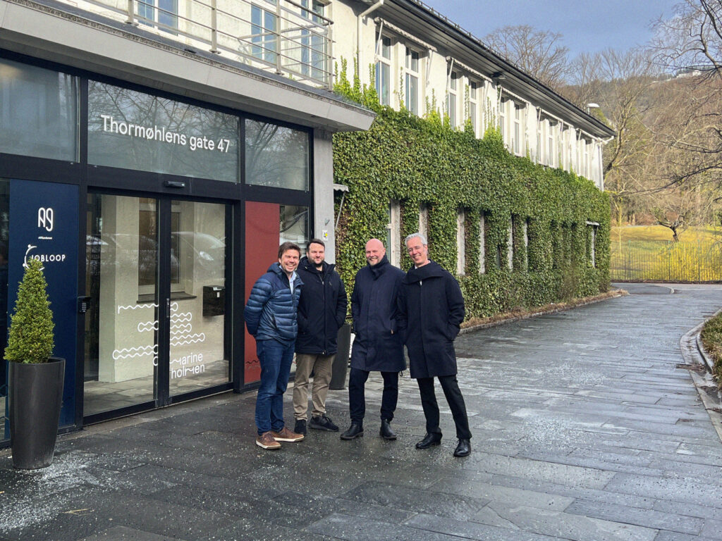 Fv. Øyvind Ramberg (Marked- og forvalningsdirektør i GC Rieber Eiendom), Kenneth Lekva (Avdelingsleder, forvaltning i GC Rieber Eiendom), Tordur Bryngeirsson (Prosjektleder i FutureBuilt) og Tarje Iversen Wanvik (Direktør - Plan- og bygningsetaten) utenfor Stationen (kommende Marineholmen Canvas Barnehage) i Thormøhlens gate 47.